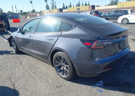 2021 Tesla Model 3 Standard Range Plus Rear-Wheel Drive z USA, uszkodzony, nr VIN 5YJ3E1EA5MF075287